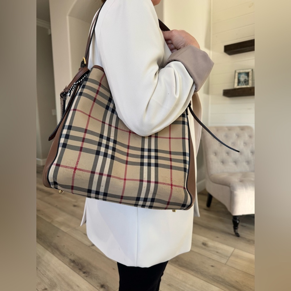 Burberry Brown/Beige Haymarket Fabric and Leather Canterbury Tote 👜🤍